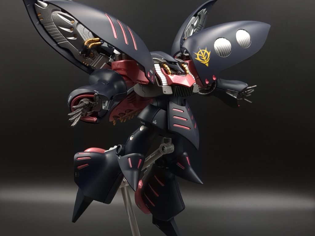 分かりにくいですがブルーの外装だけがつや消しクリア、それ以外は光沢クリアです。背景暗くすると少しは映える