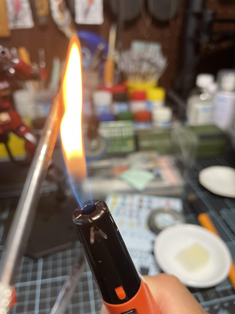 鉄の棒(マドラー)を炙って銃弾や戦闘傷をつける工程