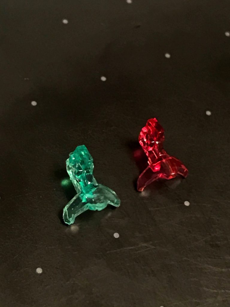 あまり見えないですが、右デフォ。左レジンでグリーン化したバイザーです。