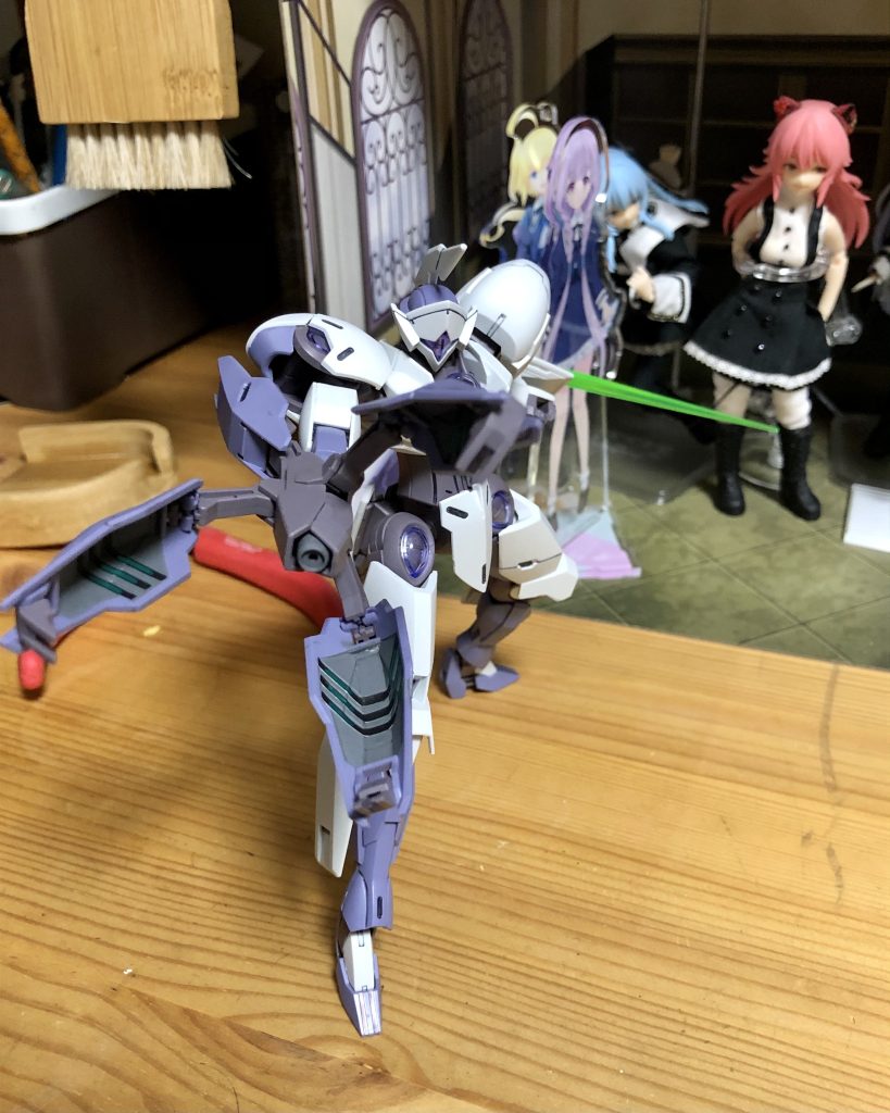 改めてメイン画像の写真を。大変でしたが、マスキングした後にガンダムマーカーエアブラシでグレーを塗装しています。