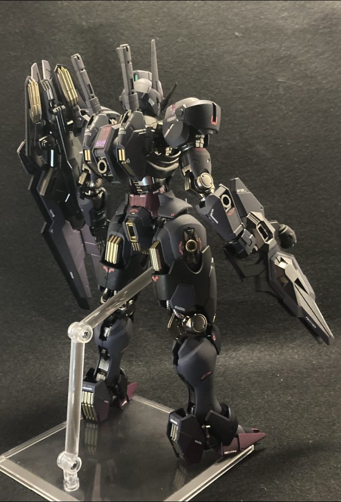 全体的に紫っぽく、ダークな感じに今回は外装にガイアノーツのプリズムブルーブラックという塗料を使ってみたんですが、なかなかいい色してますね〜シェルユニットのクリアパーツはクリアパープルで塗装(分かりにくい)