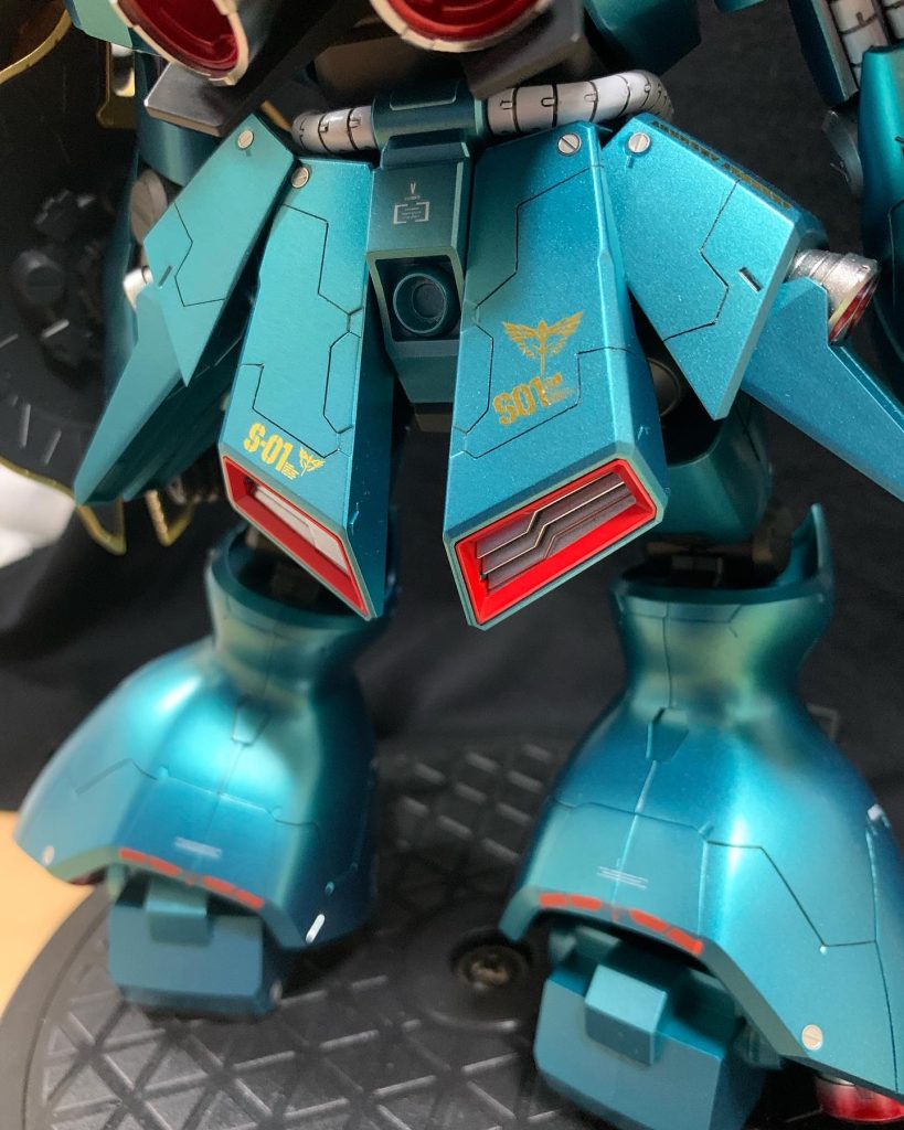 何故か、シャア専用デカール