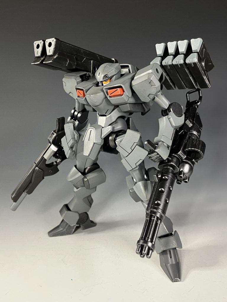 正面。ザウォートヘヴィ2機分の武装を搭載し、手持ち武器に物足りなさを感じたのでデミトレーナー用拡張セットのパーツを組み合わせて大型ガトリングを持たせました。