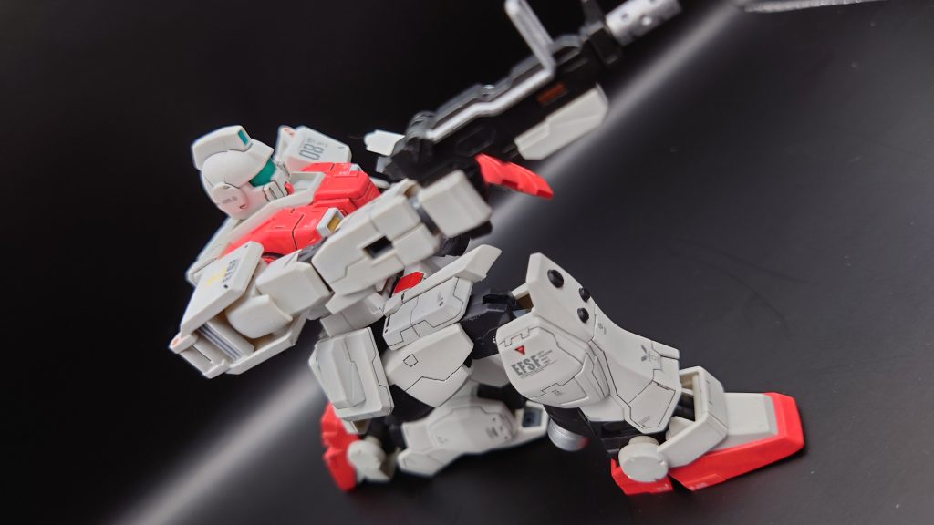 前スカートが左右繋がっているのを切って、それぞれの足に合わせて動くようにしました。スカートと足側面のスジ彫りがすごい大変でした。ただ、仕上がりを見てやって良かったと思います。上手く結果につながったのでモチベーションアップに繋がりますね。足回りのスジ彫りがすごい気に入ってます