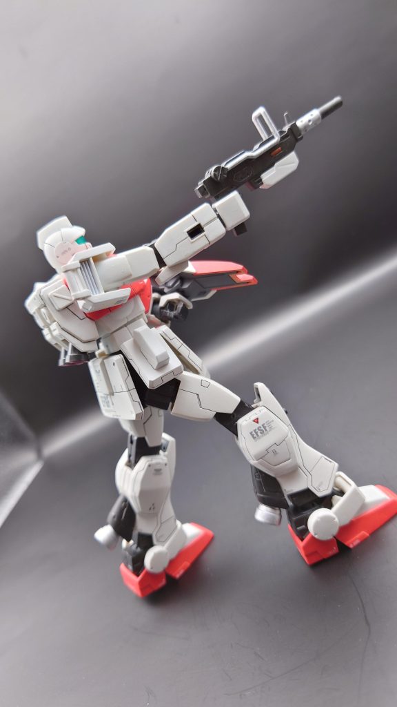 ビルダーズパーツのバーニアをふくらはぎのラインに沿って削り、追加しました。肩部の内側を削り、スラスターパーツとプラバンを組み合わせて追加造成。腕を広げても干渉しない大きさになるよう微妙な調整が大変でした。