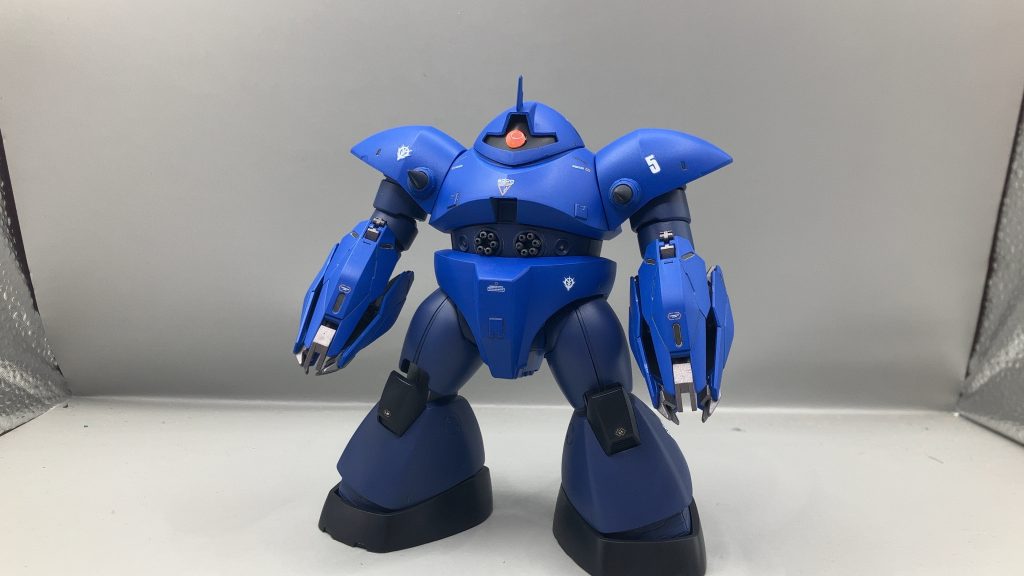 全体像正面腹部のメガ粒子砲はガトリングガンに換装しています