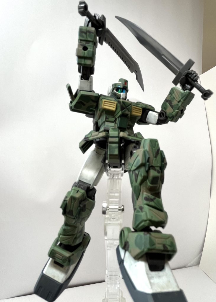 二刀流で斬りかかるジム・ストライカー