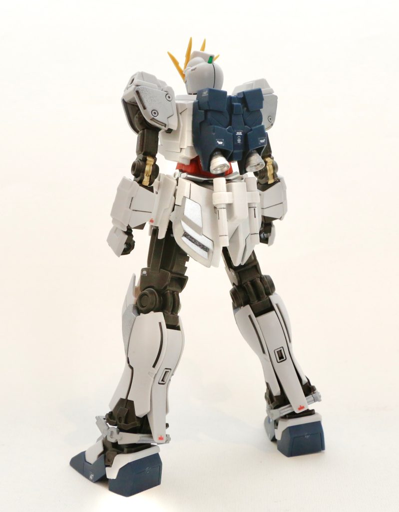 後ろから。νガンダムとユニコーンガンダムの合いの子みたいな感じ。後部バーニア直下にビームサーベルがマウントされてるけど、この配置はいかがなものか…。