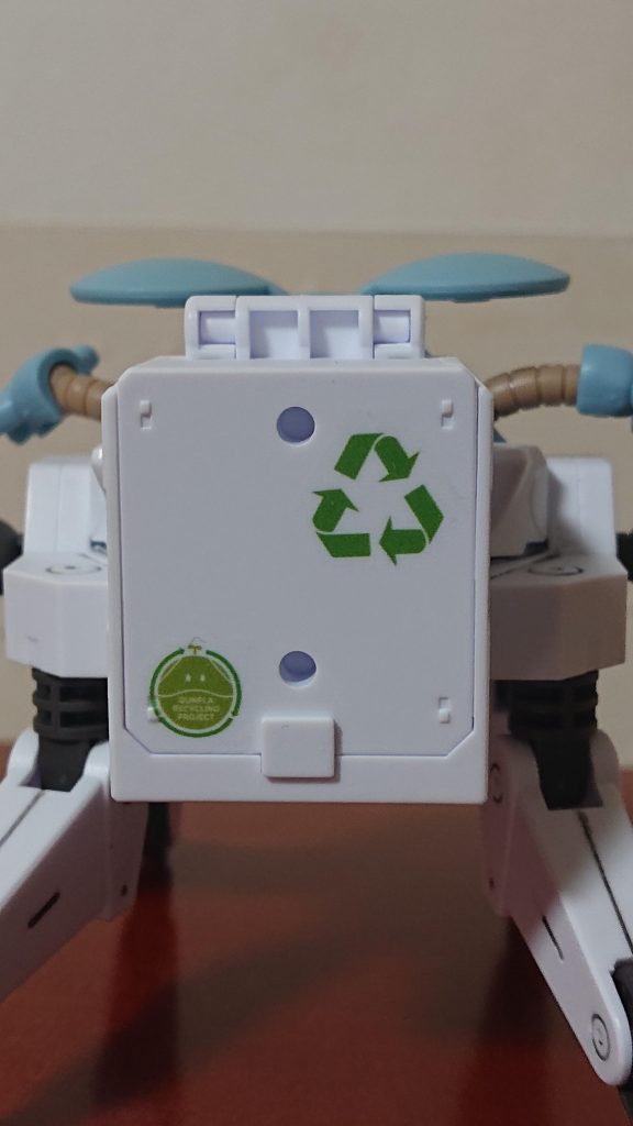 真後ろにはリサイクルマークとガンプラ リサイクル  プロジェクトのイラストを貼り