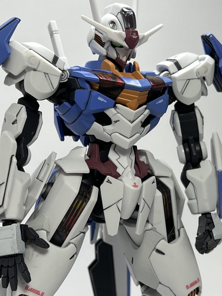 手はハンドパーツを指しています。なんかサフの色が残っているのと成型色の白と違う色になってました。これならグレーで塗ればよかったんでしょうね。