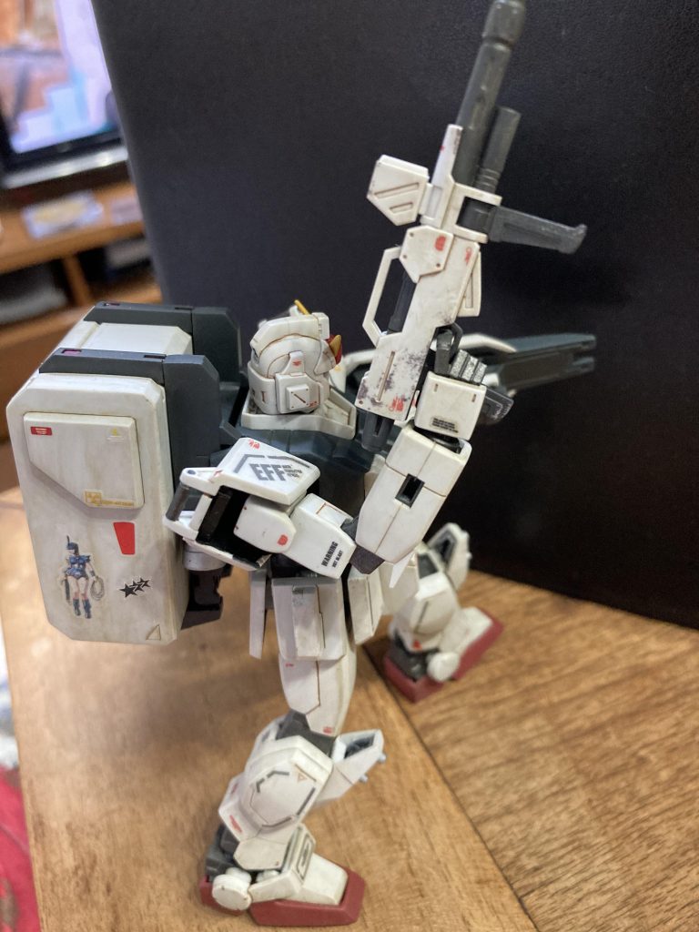 売っていたデカールで使えそうなの買った為、何故か黒い三連星とザクレディーが（笑）！腕部の合わせ目はそのまま段落ち処理→墨入れで誤魔化してます。