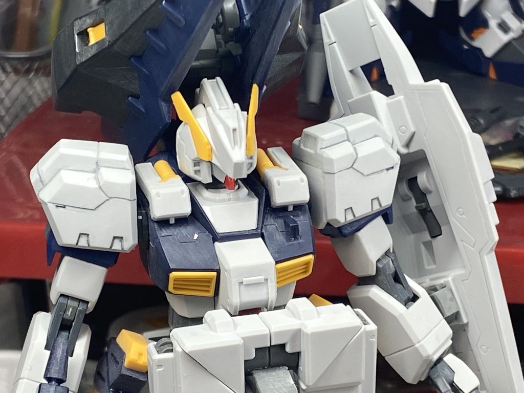 肩のモールドは印象的なので、ここで雰囲気が変わりますね。