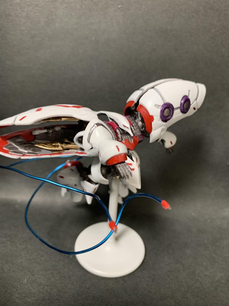 ファンネルは針金をリードにしています。ある程度動かせるのでお気に入りです。飾り台は元々ガチャガチャの奴でスタンドライトのミニチュアを利用してます。