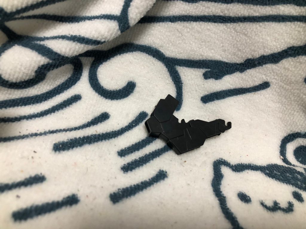 さてと問題になったのはビーム刃部分、レジンを使って作る予定でしたが，技術不足が見受けられた為。部屋を探した結果。システムウェポン007に入ってるこちらのパーツが出てきました(おそらくランスパーツだと思われる。)あるものは使いましょ。と精神で使用した。