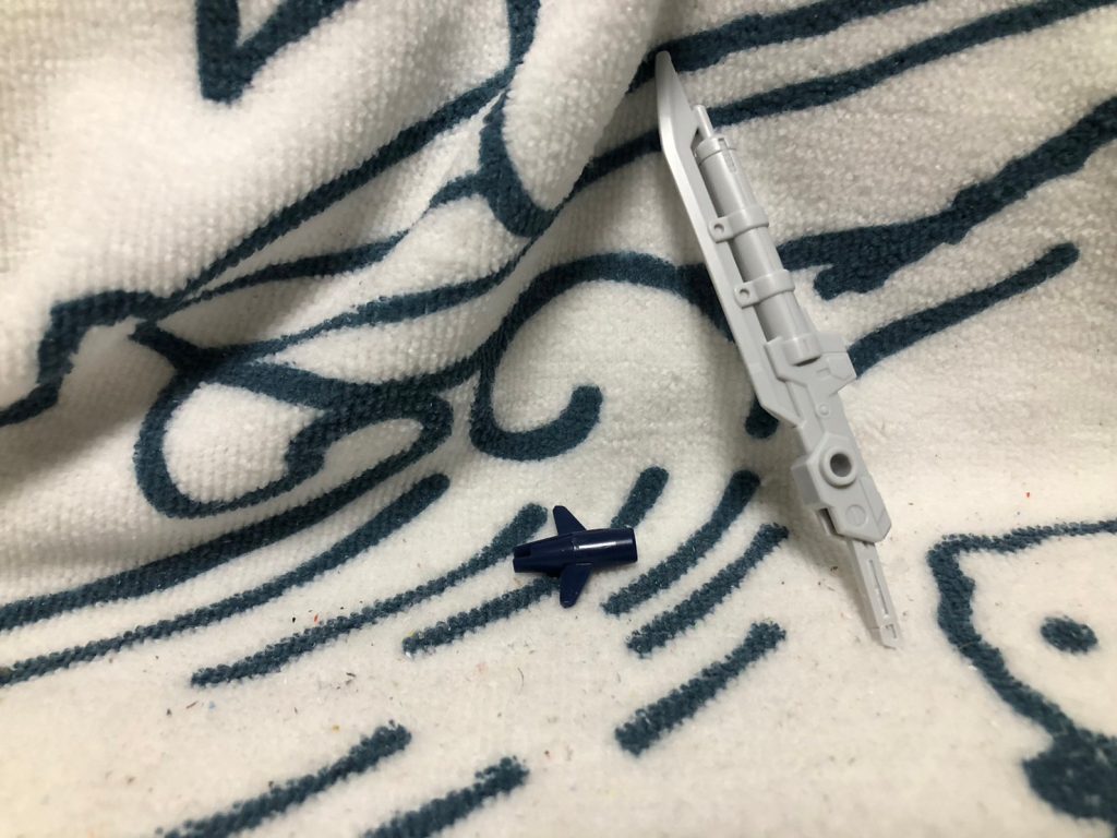 剣に入りますが理想としてクロスボーンX3付属のムラマサブラスターを使いたかったんだが，X3及びフルクロスの値段が高騰した影響により断念。手持ちにあるキットから使う事を決意。使ったのはバトルアーム付属の持ち手が曲がる剣、ビーム部はジャスティスナイト武器(槍の後ろにくっついてた所)を使い、作成。エレガントポーズ(トールギス2がやってるアレ)を再現したくソードパーツの延長を行いました。