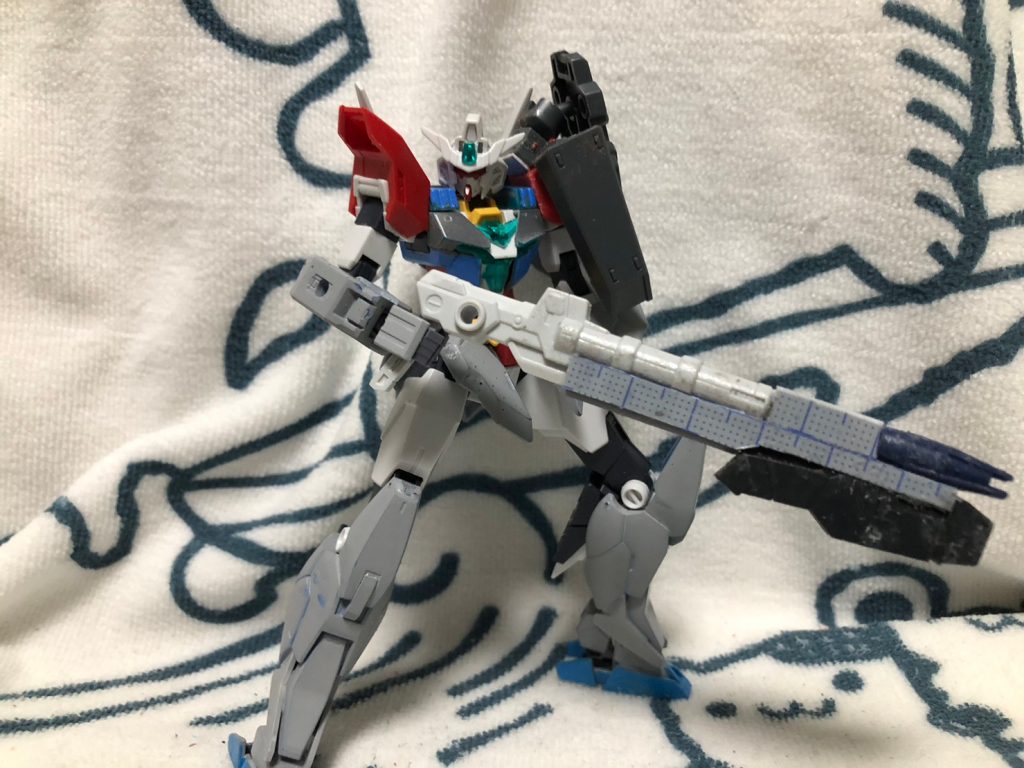 ライフルモードの再現。問題なく持たせられると思いきや、実はコアガン2の手首だと軸が大きすぎて持たせられない時間があり、剣側を削り対応。