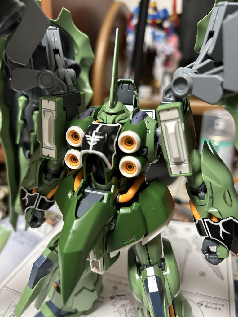 エンブレーミングの部分今回はシール貼りましたが、ホワイトで色つけても良かったかなとちょっと後悔しました。次また袖付きの機体組む時あればやってみたいなと思います。