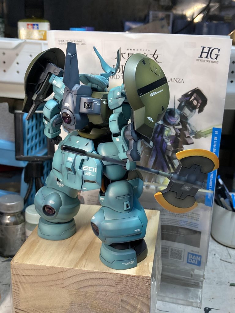 バーニア部分はメッキ調塗料の上からクリヤパープルを塗装しています。