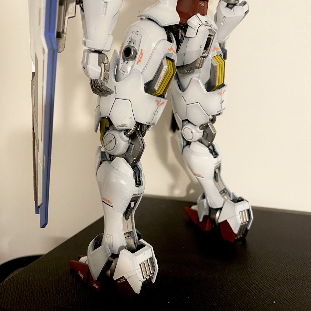 エアリアルは脚のデザインが秀逸ですよね。内部フレームは全てシルバー（チタン）で塗装しました。赤はダークレッドです。