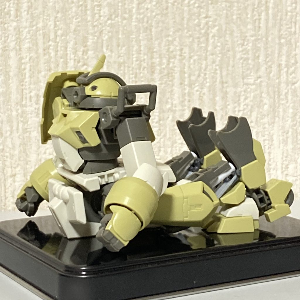 最初に着手したのが脛周りです。外装の全面を切り落とし、プラ板で蓋を作成。ジョイントパーツを接着して前開きにしました。内部フレームの前半分を切り落とし、空いたスペースにプラパイプとプラ棒のシリンダーを内蔵しました。