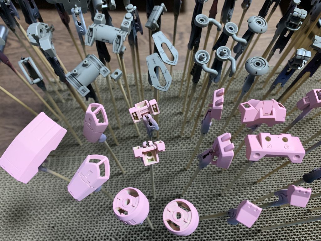 ピンク以外のパーツは素組みのトップコートだけし墨入れしてあります。細かい作業好きなので思い切って筋彫りしてみましたが、経験値浅いなりの仕上がりですw