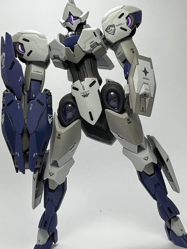 正面もカッコいいです。白一色の機体でしたが、グレーも加えました。もう少し抑えたグレーにすれば良かったと後から思いました。パープルの色分けは比較的上品に行けた気がします。私の主観ですが