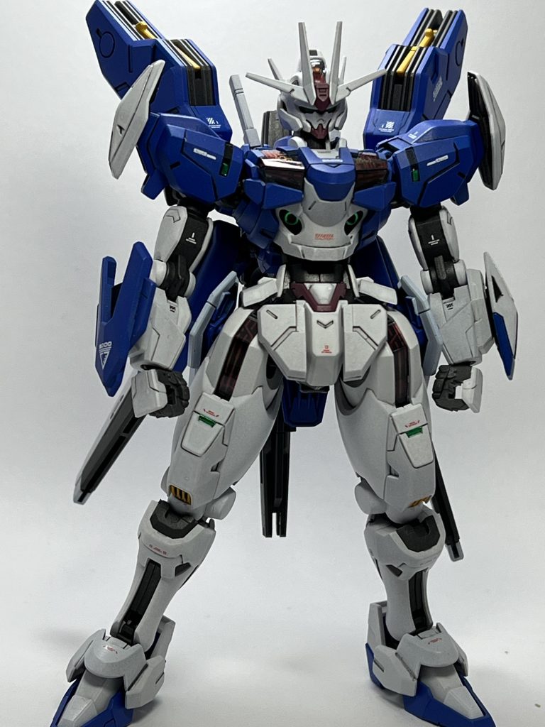 正面はこんな感じです。発光部分は付属のシールを貼っています。