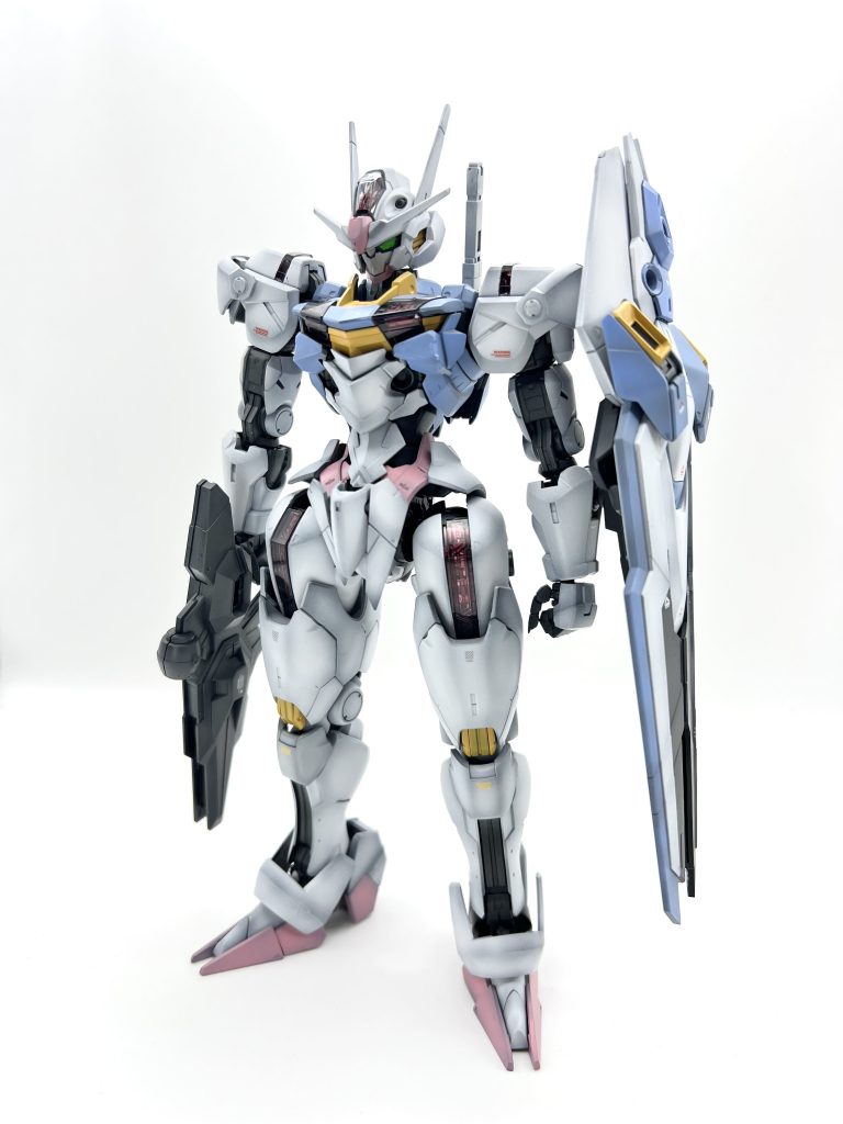 サイズが1/100ということで、やはり迫力があります。個人的にはHGのスタイルよりこちらの方が好みですね。今までのガンダムにない、お尻から太ももまででどっしりのスタイルが最高です。