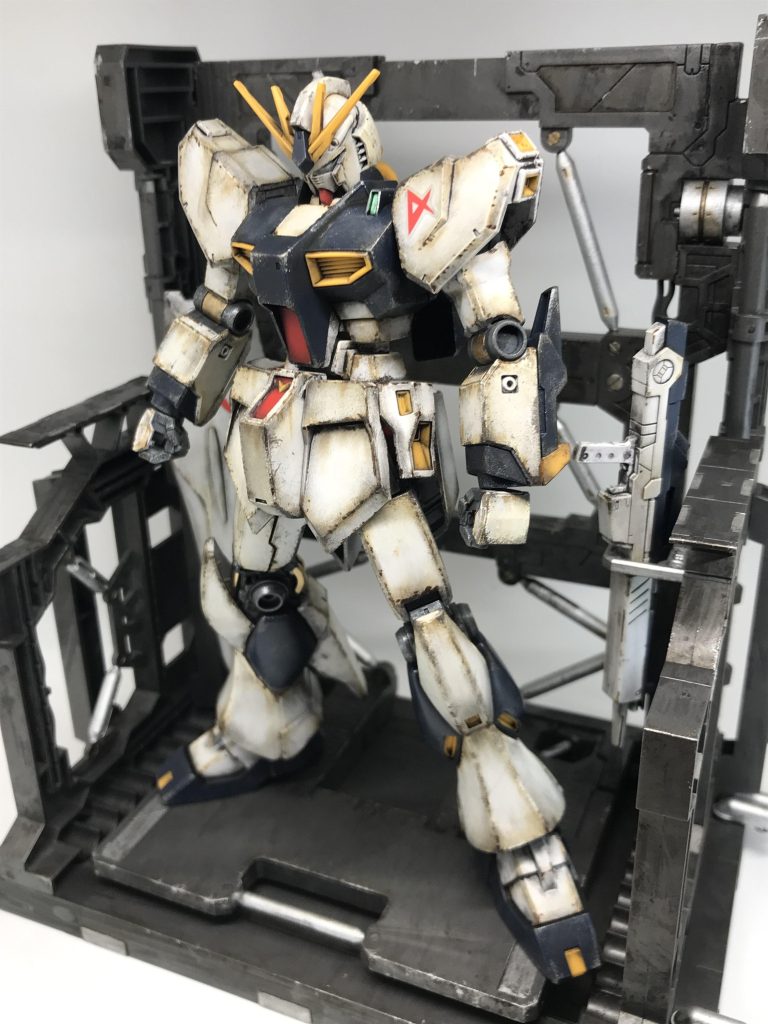EGのνガンダムってこの角度から見ると結構バリってますね…あ…ウェザリング工程はいつもの感じでお願いします←毎回同じなので説明面倒になってきた…今回はデカールすら貼っていない超お手抜きです🙄