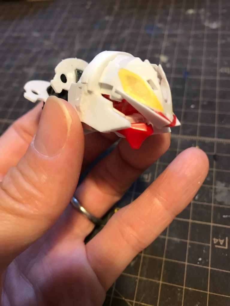 頭部の芯は劉備ユニコーンです。リハイゼは横幅が広いので、小さい頭部を探してたどり着いたのが劉備さんです。マスクは張遼サザビーのマスクです。後頭部の骨組みはボツったものが映ってます。