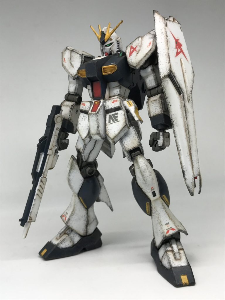 昔作った HGUCのνガンダム……6〜7年くらいたってるのに…あまりウェザリング技術が変わってないwww😨むしろ汚しに慣れてウェザリングスピードが上がったぶん…劣化してる?😱
