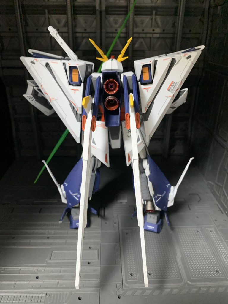 バックから。スタビライザーは合わせ目消し、バーニアのオレンジは塗り分けしています。オレンジは発色中々せず上手くいきませんでした。