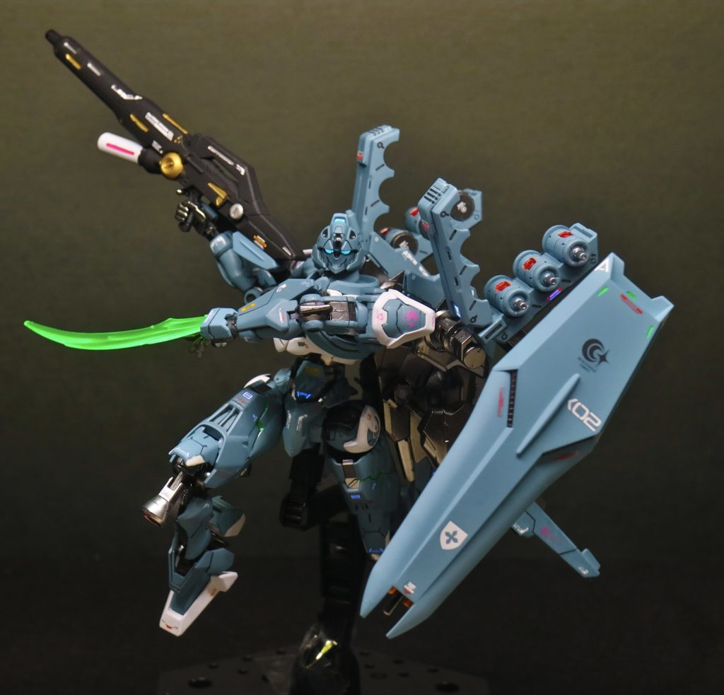 左手の甲には固定兵装のビームソードを標準装備。格闘戦で絶大な破壊力を誇る。このサーベルエフェクトはHGAWシェンロンガンダムから拝借。ビームグレイヴのエフェクトです。