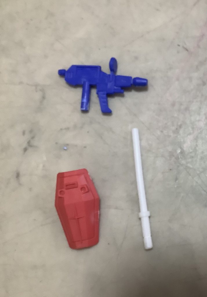 今度は武器。ビームライフルは全て青、シールドは全て赤、ビームサーベルは全て白で、色分けはされていません。このキット、どうやら石灰石を使っているようで、パーツに白い部分があるようです。シールドの端の所とかですね。