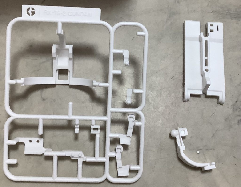 これ以上言うとGUNSTA様とBANDAI様に消されそうなのでランナーVer.にしましょう。:(;゙゚'ω゚'):ガクガクブルブルこれがランナーVer.用の台座です。これにパーツをくっつけると…えっとここをこうして…カチャカチャ 次はこれをここに…メキッ…折れたぜ⭐︎