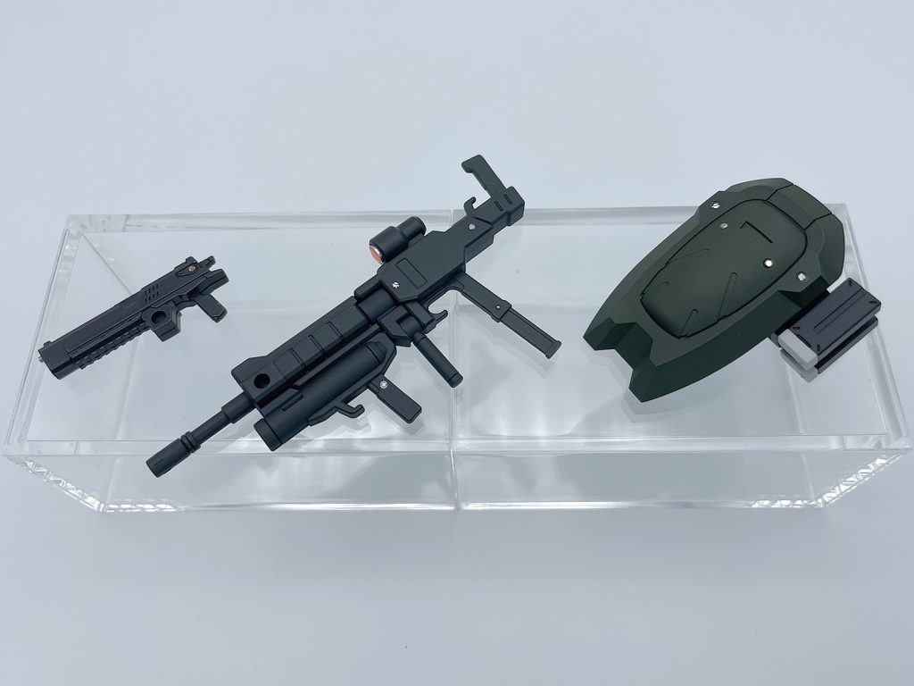 武器とシールドそれぞれにメタルパーツを埋め込み。一番左は30MM用のカスタマイズウェポンから。シールドのグレネードっぽい感じで取り付けたのは、コトブキヤのフリースタイル・ガンから。