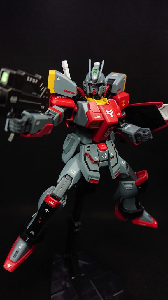 カラーリングは量産型なので抑え目なヘイズグレイをメインに、ポイントごとにモンザレッドを入れて全体的に赤い機体にしました