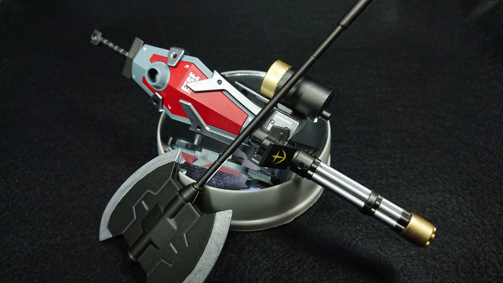 ジム系の機体にジオン系のパーツを合わせるので、なるべくゴツくしたいと考えて武装はシールドガトリングと大型アックスにしました