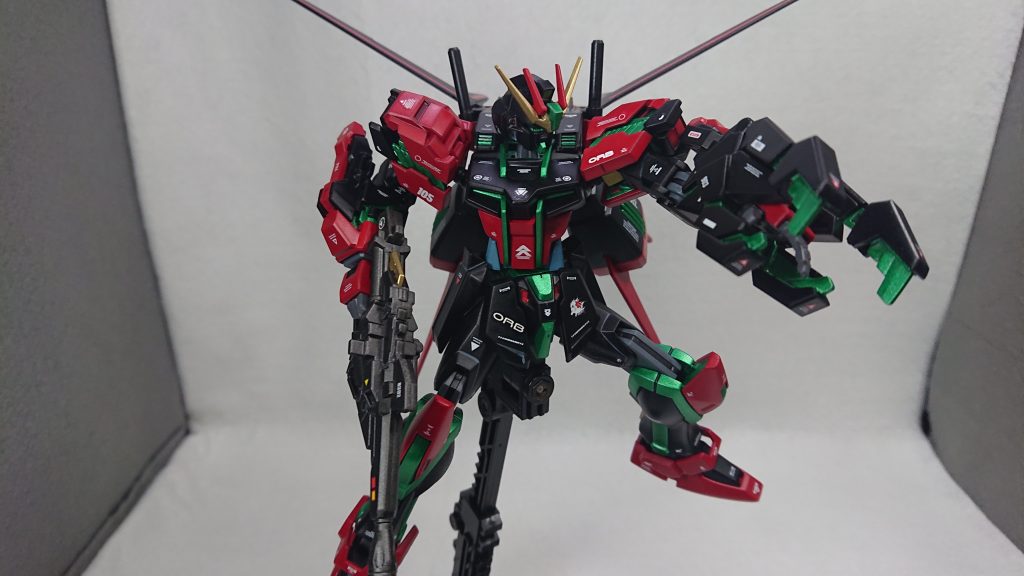 今回のストライクを作った経緯は、以前投稿した“ガンナーストライク”にて「エメラルドグリーンに塗装したところがサイコフレームに見える」とコメントを頂いたことが始まりでした最初はユニコーンとのミキシングを考えていたのですが、いまいち刺さるものが無かったためバンシィに変更しましたアームド・アーマーVNを左腕にし、右腕はビームマグナムを装備するためにバンシィ・ノルンの腕にしました