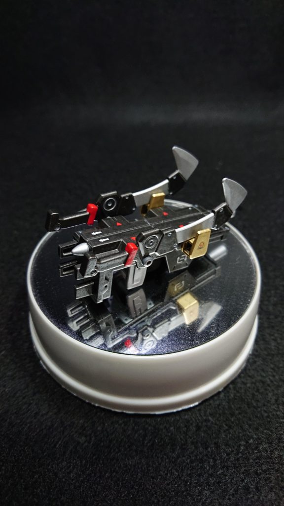 武装は雑誌の付録であるパイルバンカーシールドをベースに、MSオプションセット7のアサルトナイフを組み合わせて“パイルバンカーシールド改”にしてみました殴るだけではなく、アサルトナイフを展開して切り裂く攻撃もできるようにしました