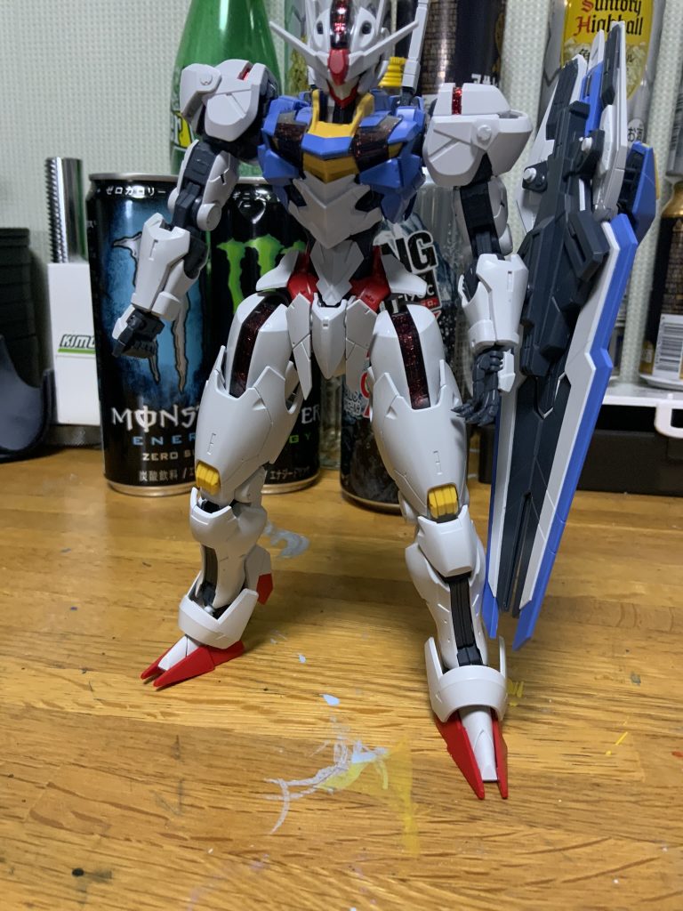 素組合わせ目無しの白パーツはアンダーゲートでぱち組でもカッコいい。胴体の関節が緩い(個体差?)所が少しきになりましたね。盾持たせると曲がってしまう。右手の平手パーツ付属して欲しかった。