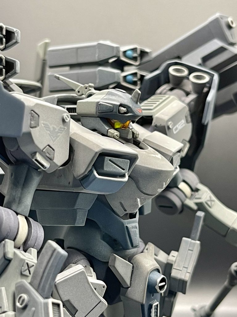 彩色はオリジナルカラーを使い全塗装。色味はステルス機あたりの色味をモチーフにロービジ寄りの調色で退色表現。グレースケールっぽい配色をした後、全体が埃っぽく映るように微かにホワイトをかけています。カラーリングに鮮やかさは一切求めていないので、相変わらず暗めに落としていますw