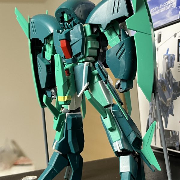 1/144アンクシャです。独特なプロポーションしていますｗ設定画は武骨なデザインですが、模型としてはヒーロースタイルを目指します。上半身に比べ、下半身のボリュームが足りないと感じ定番となってますが、下半身のボリュームUP中心に改修してます。太もも、脛は1mm幅増し。股関節はS字立ちが決まる様に位置を変更、フロントアーマーはプラ板で大型化してます。右側はノーマル、そのままでもカッコ良いと思いますが、好みと自己満の改修ですｗ（3枚目）