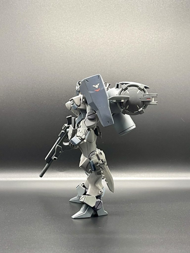 フライト形態真横。左膝横にコンバット・ナイフを装備。