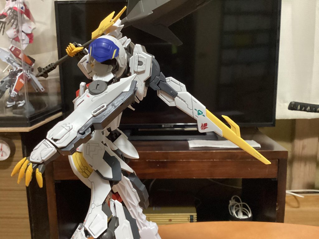 テイルブレードに差し込む付属のケーブルは保持力がありません。