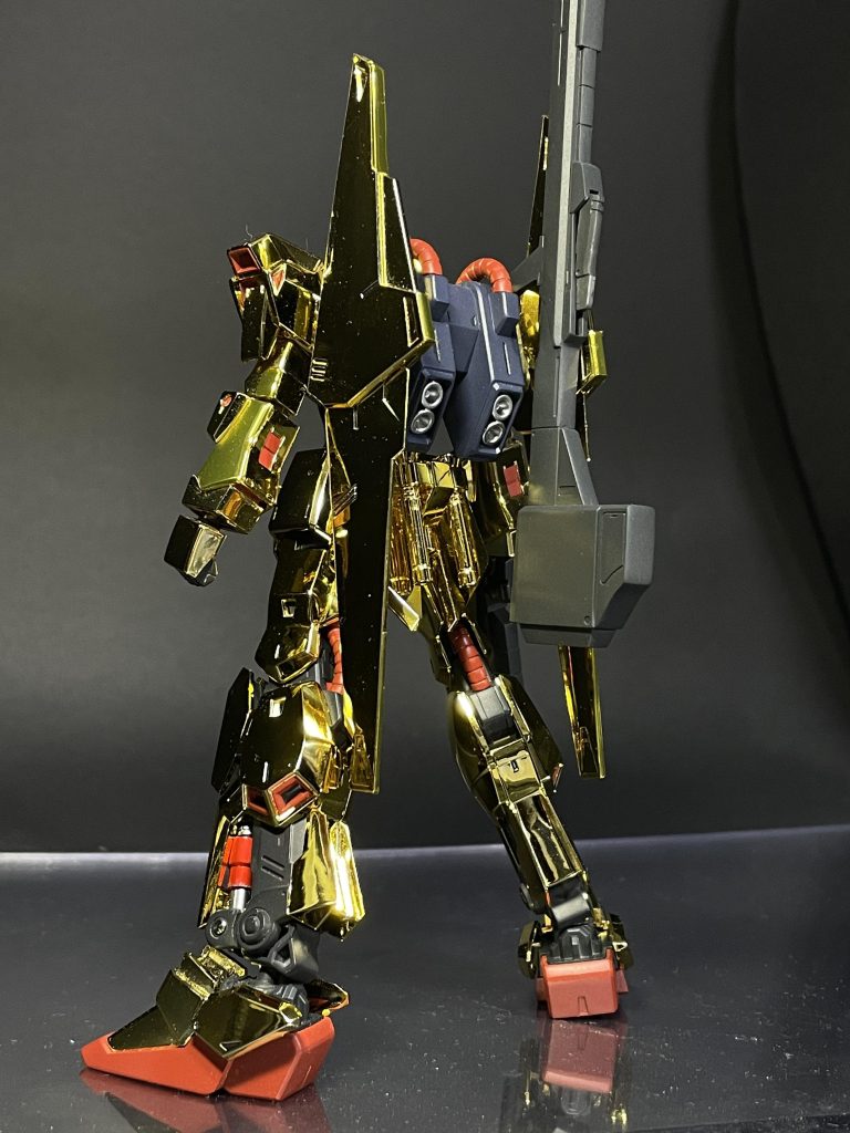 バックショット。前腕、上腕にどうしても隠れないゲート跡があるのとバインダーに合わせ目があるのでハセガワのゴールドフィニッシュで処理しています。バズーカもラッチ出来るようになってるので面倒ですが合わせ目処理して装備させました。