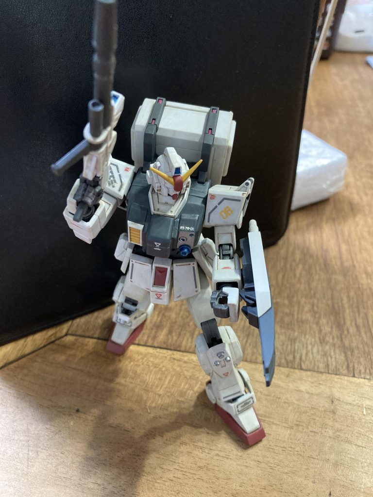 部分塗装にはタミヤのクロムシルバーとメタリックブルー、ガイアの純色マゼンダを使用しました。