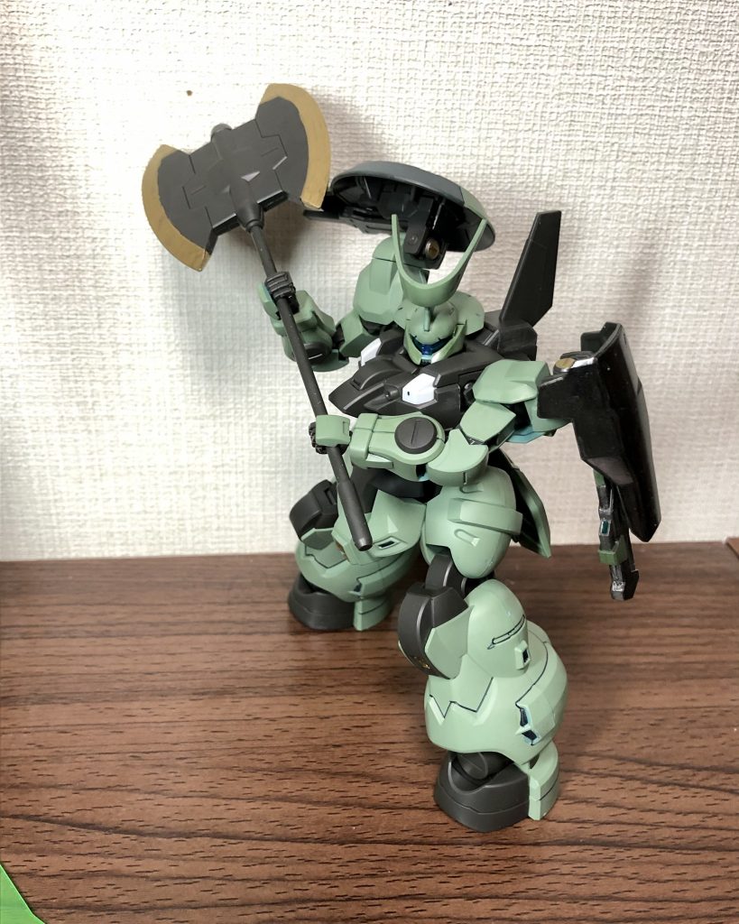 大型アックス装備。ライフルや剣をシールド内側に格納できるの良いですね。