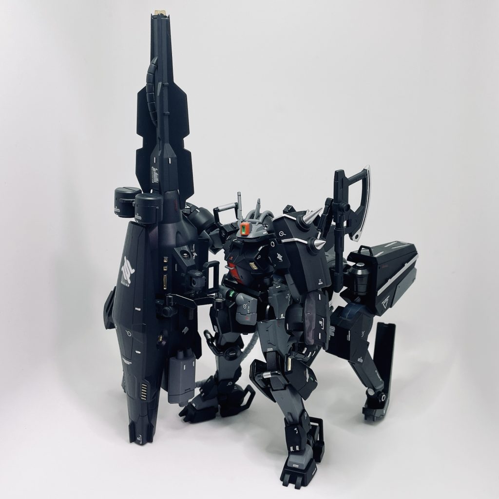 - 装備③「高エネルギー集束長射程狙撃ライフル『ボレアス』」 -一撃離脱から一撃必殺の設定変更に伴い開発された本機体のメイン武装。ボレアスはギリシャ神話における北風の神で、『貪り尽くす者』という意味もあり、一撃で全てを葬り去るケタ外れの威力に相応しいものとなっている。