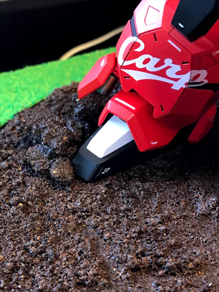 土表現は毎年冬に貯めている、使用済みカイロの中身。木工ボンドでペースト作ってみたらバッチリスタジアムの土!白線は手元にあった水漏れ防止シールテープを使用。